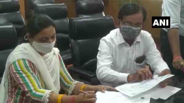 मनीष गुप्ता हत्याकांड: पत्नी मीनाक्षी ने संभाला OSD का चार्ज, पति को याद कर हुईं भावुक