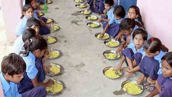 उत्तर प्रदेश: मोबाइल एप पर होगी रसोईयों की ट्रेनिंग, बच्‍चों को मिलेगा उच्‍च गुणवत्‍ता का खाना