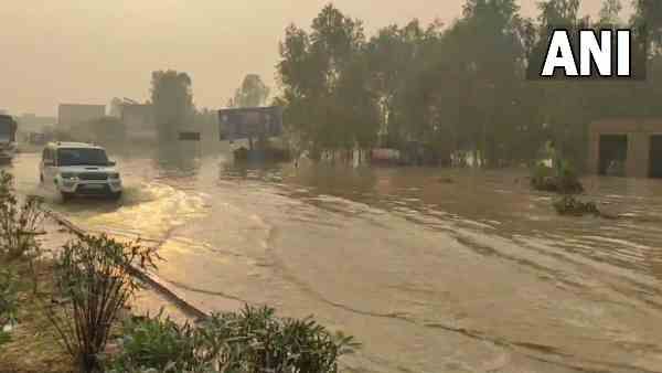 बारिश से मुरादाबाद का हाल-बेहाल, पानी भरने से दिल्ली-लखनऊ हाइवे पर गाड़ियों का रोका गया