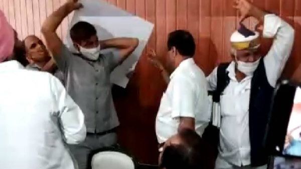 रामपुर: प्रेस कॉन्फ्रेस के दौरान गिरी हॉल की छत, बाल-बाल बचे केंद्रीय मंत्री मुख्तार अब्बास नकवी