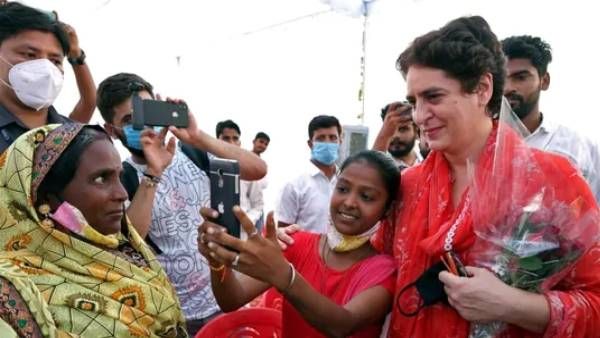 वोट तेरे कितने नाम, अखिलेश का लैपटॉप और प्रियंका गांधी की स्कूटी