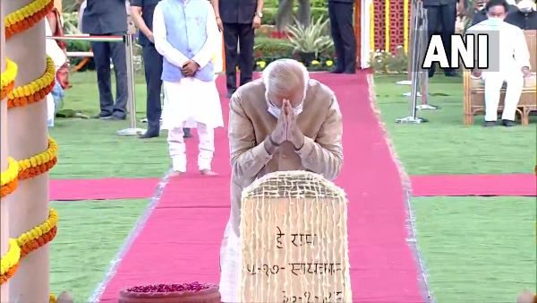 'गांधी स्मृति' पहुंचकर पीएम मोदी ने बापू को दी श्रद्धांजलि, धार्मिक हस्तियों से भी की मुलाकात