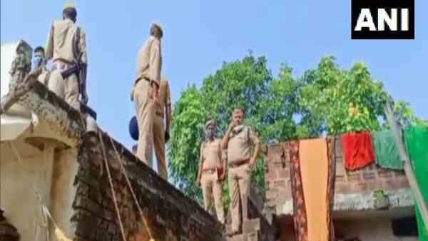 Prayagraj: बदमाशों ने सोते समय रेत दिया मां-बेटी का गला, पिता की हालत गंभीर