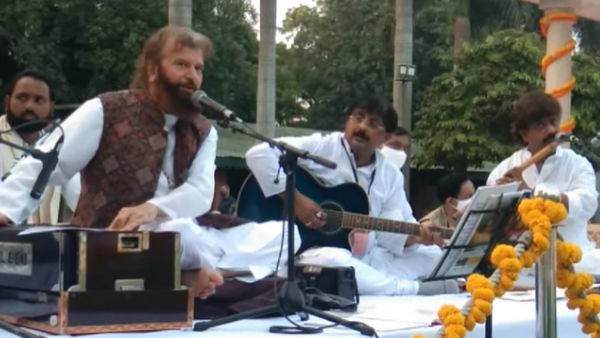 VIDEO: क्या 'ईश्वर अल्लाह तेरो नाम' की जगह हो गया 'जय श्री राम', जानिए हंस राज हंस के भजन का सच