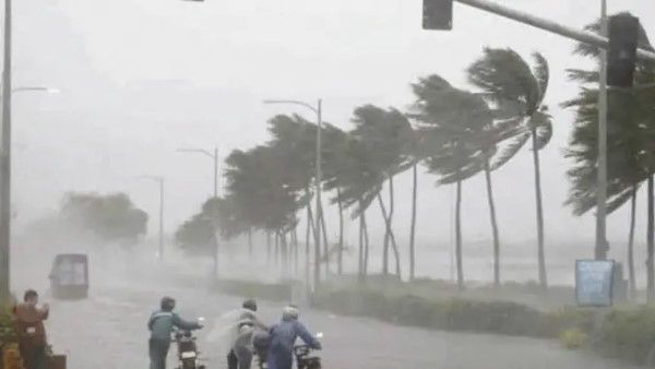 केरल में बाढ़ से बिगड़े हालात, 18 की मौत, दर्जनों लापता