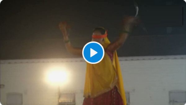 VIDEO: गुजरात में तलवारों की रास-लीला, राजपूत महिला ने आंखों पर पट्टी बांधकर यूं चलाईं तलवारें