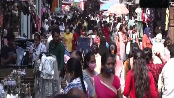 सूरत के बाजारों में उमड़ रही ऐसी भीड़, व्यापारी बोले- इस बार दिवाली पर लोग करेंगे खूब खरीददारी