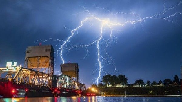 14 साल के बच्चे पर गिरी आकाशीय बिजली, खरोंच तक नहीं आईं, वजह जानकर डॉक्‍टर भी सन्न