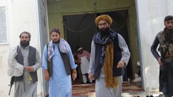 महमूद गजनवी की कब्र पर पहुंचा पाकिस्तान का पालतू अनस हक्कानी, सोमनाथ मंदिर तोड़ने के लिए की तारीफ