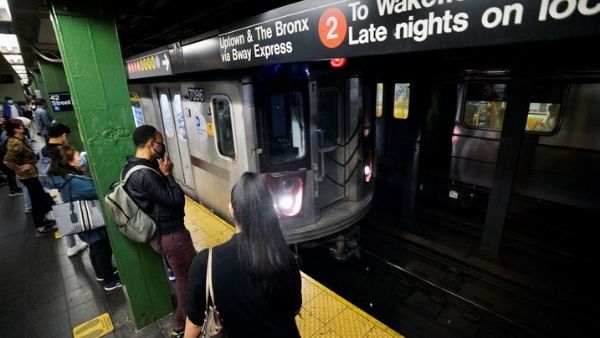 तेज रफ्तार मेट्रो के सामने एक महिला ने दूसरी महिला यात्री को दिया धक्का, कैमरे में कैद खौफनाक घटना