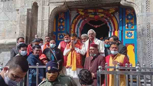 केदारनाथ मंदिर पहुंचे उत्तराखंड के सीएम पुष्कर सिंह धामी, लिया पुनर्निर्माण कार्यों का जायजा