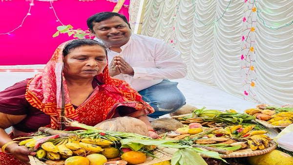 बिहारः घाटों पर दिखी छठ व्रत की छटा, डिप्टी सीएम रेणु देवी ने घर में ही दिया डूबते सूर्य को अर्घ्य