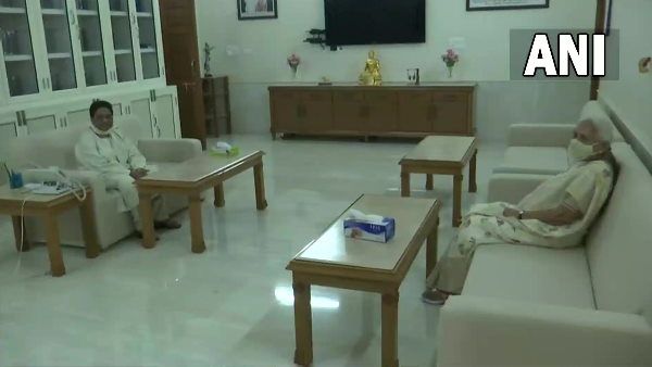 मायावती के घर पहुंचीं राज्यपाल आनंदीबेन पटेल, उनकी मां के निधन पर व्यक्त किया शोक