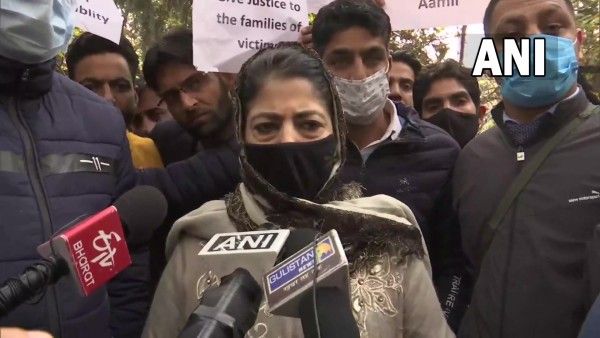 हैदरपोरा एनकाउंटर के विरोध में महबूबा मुफ्ती ने निकाला मार्च, बोलीं- सरकार शव वापस लौटाए...मुआवजा दे