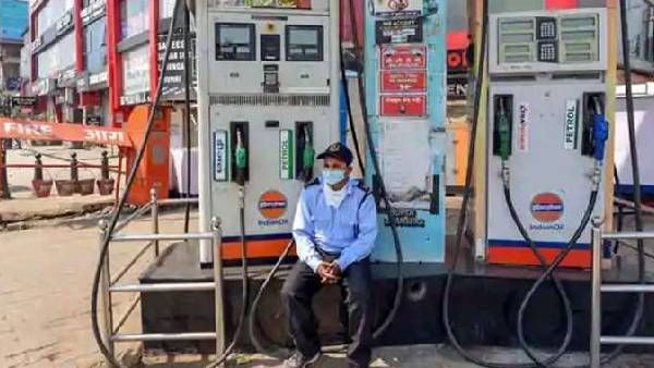 पेट्रोल, डीजल पर एक्साइज ड्यूटी में कटौती से सरकार का बढ़ेगा बोझ, हज़ारों करोड़ रुपये का होगा घाटा