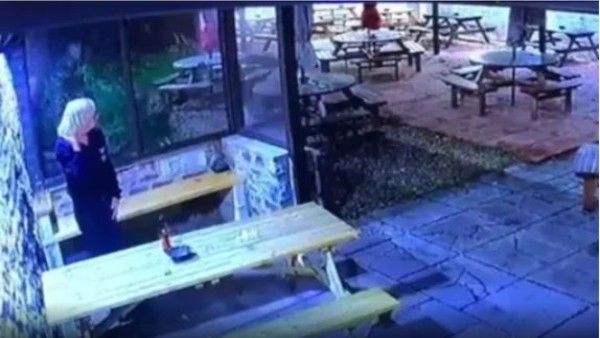 Video: भारी भरकम पेड़ के सिर पर गिरने से हो सकती थी इस महिला की मौत, सिगरेट ने बचा ली जान!