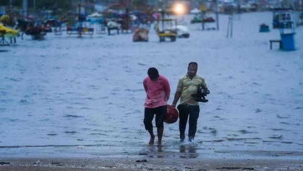 Red Alert in Tamil Nadu: तमिलनाडु में भारी बारिश की आशंका, स्कूल-कॉलेज बंद, मछुआरों को समुद्र में जाने से रोका