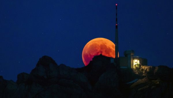 580 सालों का सबसे बड़ा चंद्र ग्रहण आज , जानें कहां-कहां दिखेगा