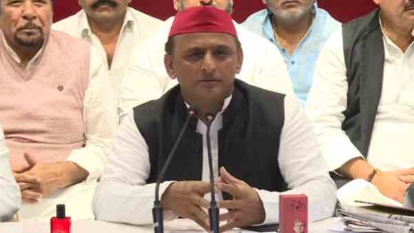सपा कार्यालय पर मना खंजाची का जन्मदिन, अखिलेश ने कहा- ट्रिपल इंजन की सरकार ने ध्वस्त की कानून-व्यवस्था