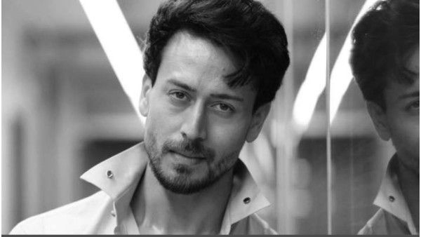 खौलते तेल में हाथ डालकर चिकन फ्राई करते शख्स से टाइगर श्रॉफ भी हुए इंप्रेस, बोले- मौज कर दी आयरनमैन