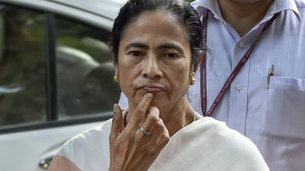 बंगाल की सीएम ममता बनर्जी ने बैठकर गाया राष्ट्रगान, मुंबई बीजेपी के एक नेता ने दर्ज कराई FIR