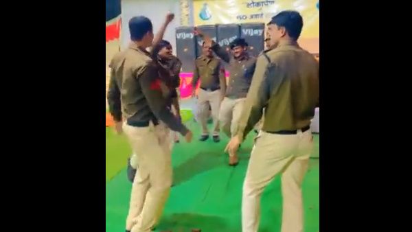 MP के पुलिसकर्मियों का डांस वीडियो VIRAL, बजावे हाए पांडे जी सीटी गाने पर जमकर नाचे, देखें VIDEO