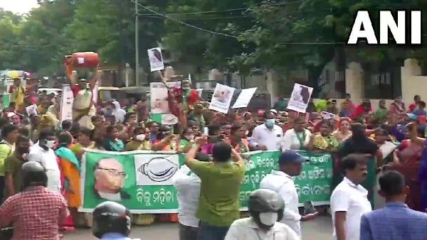 पेट्रोल-डीजल और LPG की बढ़ी कीमतों के खिलाफ सड़क पर उतरी BJD, किया विरोध प्रदर्शन