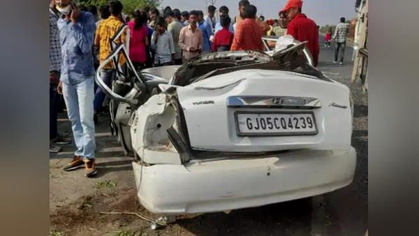 तेज रफ्तार कार का टायर फट गया तो डिवाइडर क्रॉस कर रॉन्ग साइड में बस से टकराई, 5 की मौत