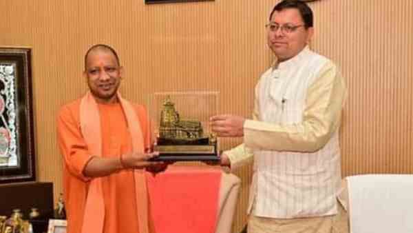 सीएम योगी से मिलने लखनऊ पहुंचे मुख्यमंत्री धामी, यूपी-उत्तराखंड में परिसंपत्तियों के बंटवारे पर होगी बातचीत