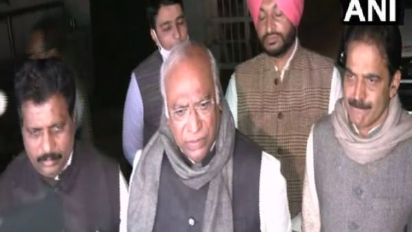 शुक्रवार को संविधान दिवस पर संसद में होने वाले कार्यक्रम में हिस्सा नहीं लेंगे कांग्रेस सांसद
