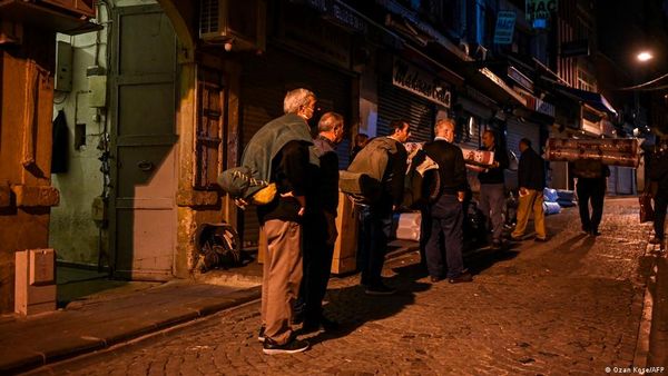 इस्तांबुल की एक खास परंपरा को अपनी पीठ पर ढोते कुली