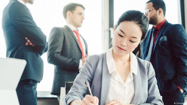 क्या आर्टिफिशियल इंटेलिजेंस दफ्तर में लैंगिक अंतर को कम करने में मदद कर सकता है?