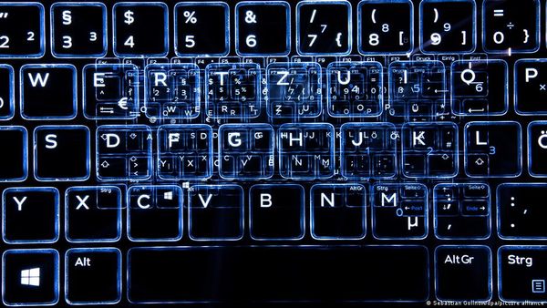 डिजिटल दुनिया पर अधिकार जमातीं सरकारें