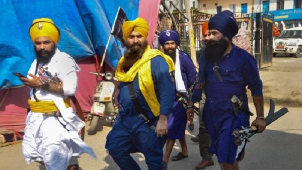 सिंघु बॉर्डर पर पंजाब के किसान का लटका हुआ मिला शव, पुलिस ने बताई मृतक की पहचान