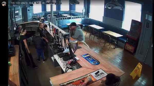 'भूत' ने सबके सामने गिराया बीयर से भरा गिलास! 167 साल पुराने बार का Video Viral