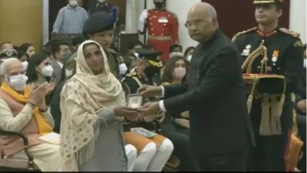 राष्ट्रपति रामनाथ कोविंद से शौर्य चक्र लेते हुए फफक-फफक कर रोने लगीं शहीद बिलाल अहमद माग्रे की मां