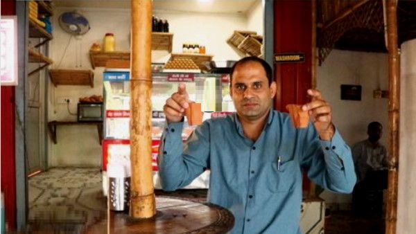 किसान ने नौकरी छोड़ लोगों को कुल्हड़ में गर्म दूध पिलाना शुरू किया, खुद ब्रांड बने, अब 4-5 लाख कमाते हैं