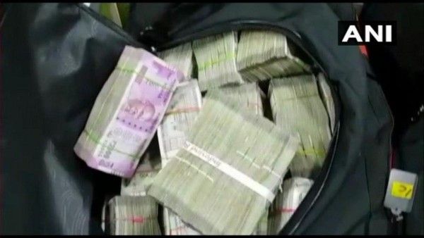 व्यवसायी ने 16,00000 रुपए से भरा बैग कूड़ा समझकर डस्टबिन में डाला, वापस लेने पहुंचा तो उड़ गए होश