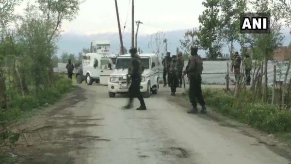 जम्मू कश्मीर के पलहालन चौक पर सीआरपीएफ जवानों पर ग्रेनेड से हमला, 2 जवानों समेत 6 लोग घायल