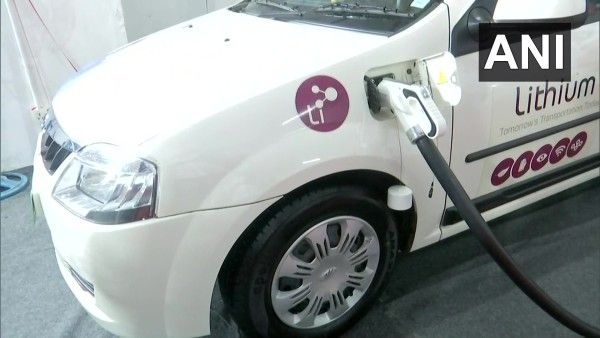 अगले तीन सालों में देशभर में 10,000 इलेक्ट्रिक व्हीकल चार्जिंग स्टेशन लगाएगी इंडियन ऑयल कॉरपोरेशन