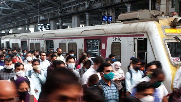 मुंबई लोकल: महंगाई की आफत के बीच आई राहत की खबर, रेलवे ने 50% तक घटाय़ा AC ट्रेन का किराया