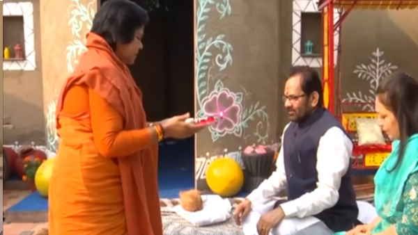 भाई दूज पर केंद्रीय मंत्री मुख्तार अब्बास नकवी का टीका करने पहुंची साध्वी निरंजन ज्योति