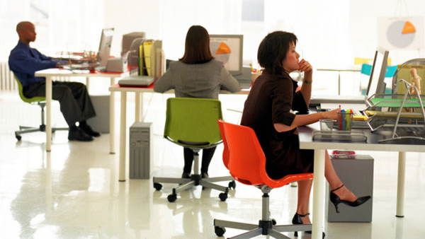 अनोखा कानून: ऑफिस के बाद कर्मचारी को फोन करने पर बॉस को मिलती है सजा