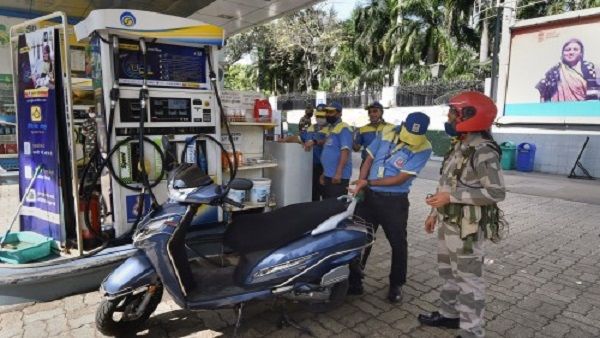 दिल्ली के मुकाबले नोएडा में काफी सस्ता मिल रहा है पेट्रोल, जानिए कितना है अंतर