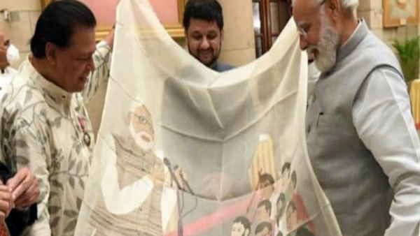 पद्म श्री से सम्मानित बंगाली बुनकर बीरेन ने गिफ्ट की ये स्‍पेशल साड़ी,पीएम ने दिया धन्‍यवाद