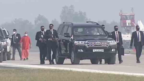 'जनता से पहले तुमने हमें ही पैदल कर दिया', पीएम के काफिले का वीडियो शेयर कर अखिलेश ने योगी पर कसा तंज