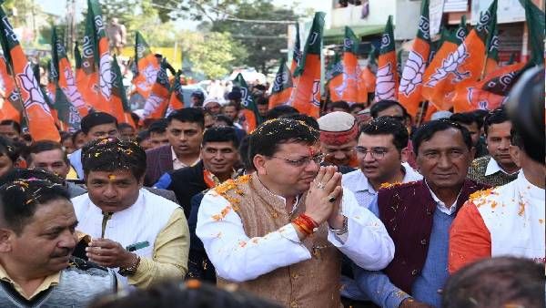 परिसंपत्तियों के मामले में धामी ने मारा सिक्सर, विपक्ष के लिए आसान नहीं चुनावी पिच पर बैटिंग, जानिए पूरा मसला