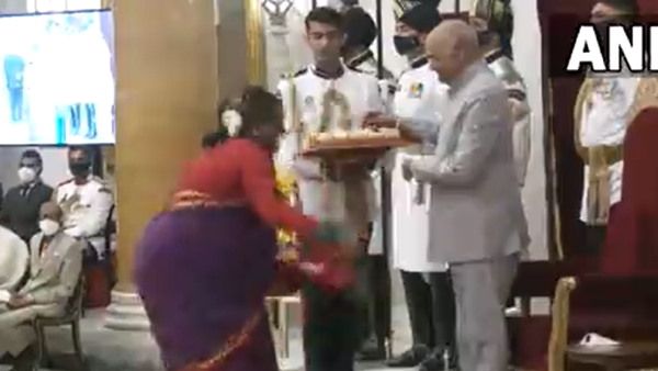 VIDEO: पद्म श्री लेने पहुंची ट्रांसजेंडर लोक नर्तकी ने राष्ट्रपति को अनोखे अंदाज में दी दुआएं
