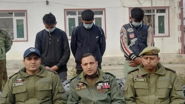 आतंक की ट्रेनिंग लेने जा रहे थे POK तीन कश्मीरी युवा , पुलिस ने LOC पर पकड़ा