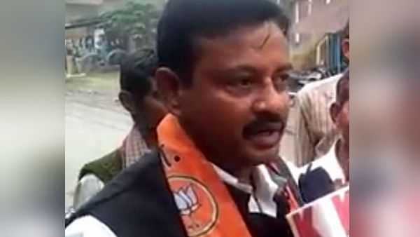 प्रयागराज में पटाखा बिक्री पर रोक लगाने से खफा भाजपा नेता ने दारोगा को पुलिस चौकी आकर पीटा